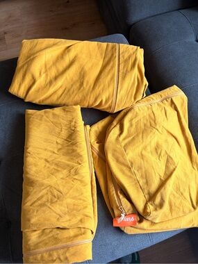 Saturn (mustard) yellow Nugget cover